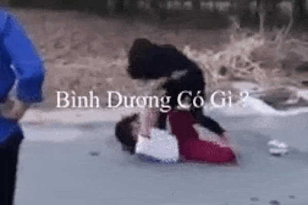 Nữ sinh bị đè xuống đất, tát liên tiếp vào mặt ở bãi đất trống