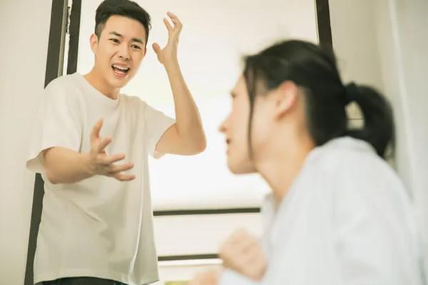 Chỉ 1 câu nói của chồng phá nát không khí bữa cơm sum họp gia đình-1