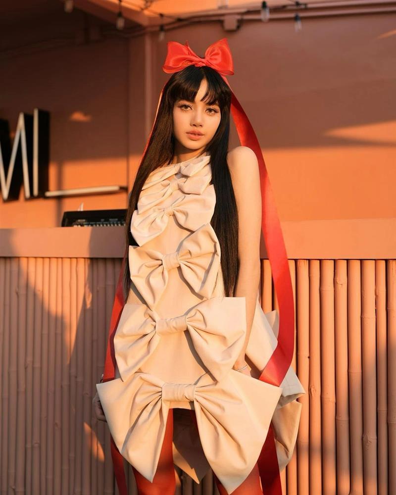 Loạt ảnh sinh nhật Lisa, sự chú ý đổ dồn vào mẹ và bố nuôi nổi tiếng-2