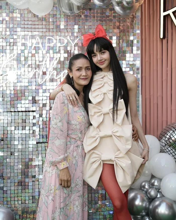 Loạt ảnh sinh nhật Lisa, sự chú ý đổ dồn vào mẹ và bố nuôi nổi tiếng-3