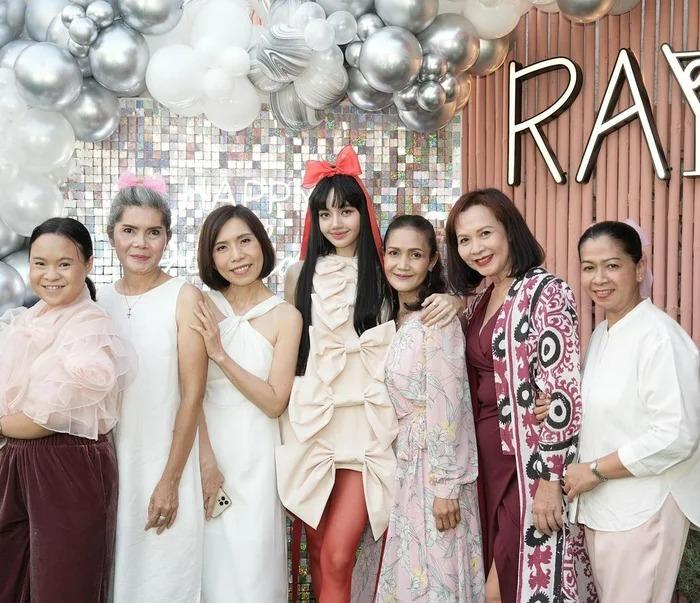 Loạt ảnh sinh nhật Lisa, sự chú ý đổ dồn vào mẹ và bố nuôi nổi tiếng-5