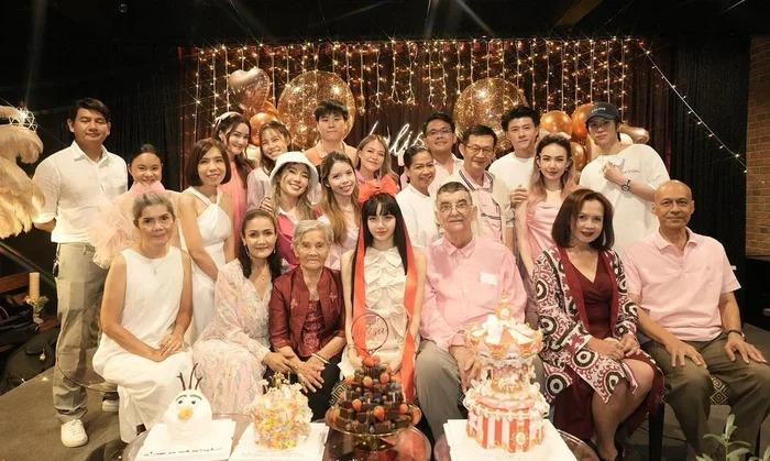 Loạt ảnh sinh nhật Lisa, sự chú ý đổ dồn vào mẹ và bố nuôi nổi tiếng-6