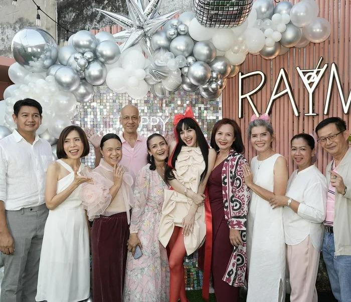 Loạt ảnh sinh nhật Lisa, sự chú ý đổ dồn vào mẹ và bố nuôi nổi tiếng-7