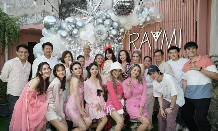 Loạt ảnh sinh nhật Lisa, sự chú ý đổ dồn vào mẹ và bố nuôi nổi tiếng-8