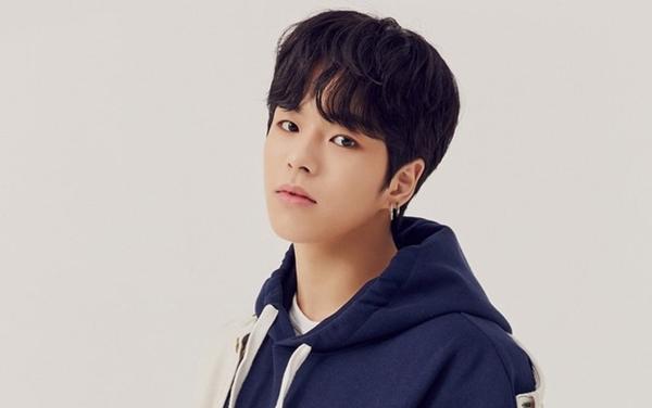 Nam ca sĩ bị bén lửa trên sân khấu-3