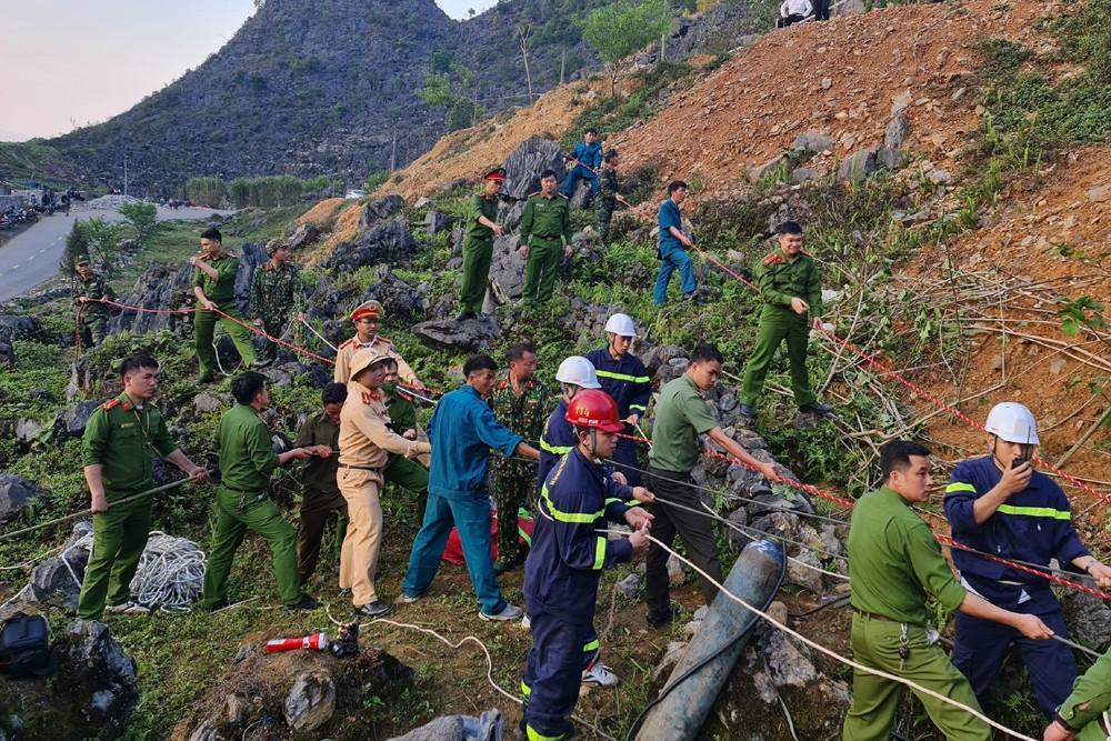 Clip cứu nạn nhân rơi hố sâu 56m ở Mã Pì Lèng sau 10 giờ mắc kẹt-1
