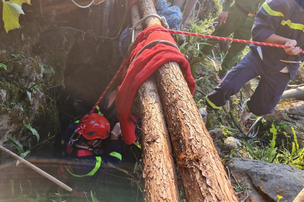 Clip cứu nạn nhân rơi hố sâu 56m ở Mã Pì Lèng sau 10 giờ mắc kẹt-3
