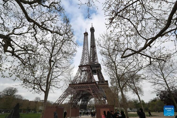 Bất ngờ xuất hiện phiên bản sinh đôi của tháp Eiffel ở Paris-1