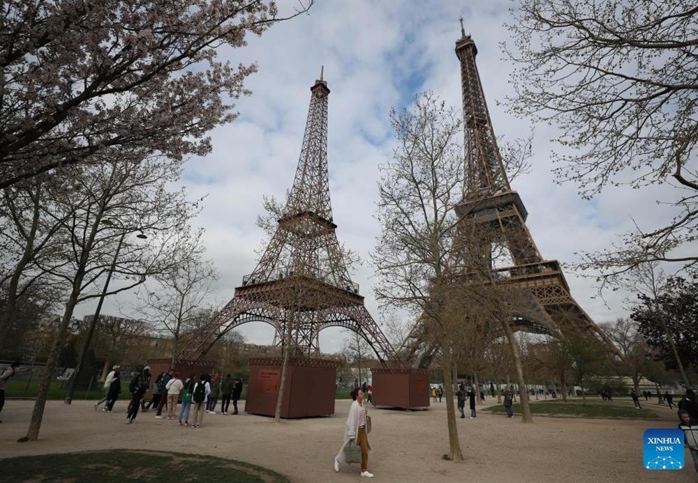 Bất ngờ xuất hiện phiên bản sinh đôi của tháp Eiffel ở Paris-2