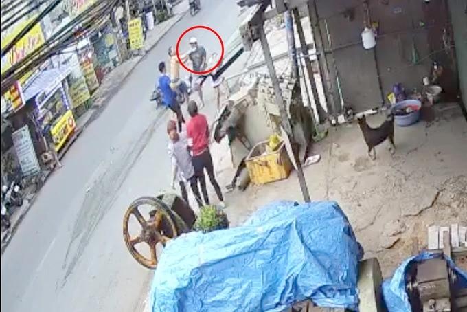 Người dân vây bắt kẻ trộm kéo lê bé gái trên đường ở TPHCM-2