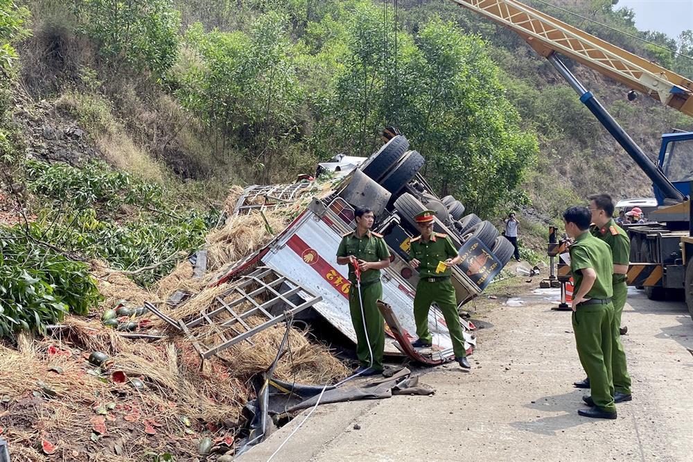 Vụ xe tải lật làm 4 người chết ở Phú Yên: Tài xế cố lánh nạn nhưng bất thành-4
