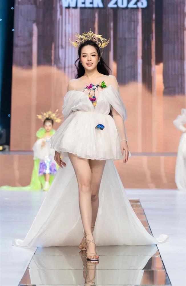 Hoa hậu lần đầu làm vedette sau đăng quang: Người tỏa sáng, người gặp sự cố-1