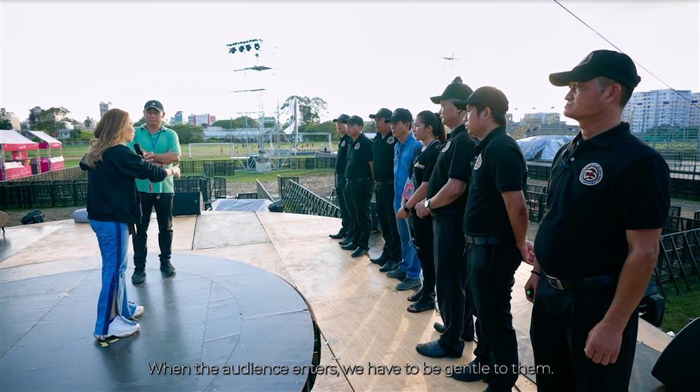 Cảm động cảnh phim Mỹ Tâm dặn dò bảo vệ cư xử đúng mực với khán giả-5