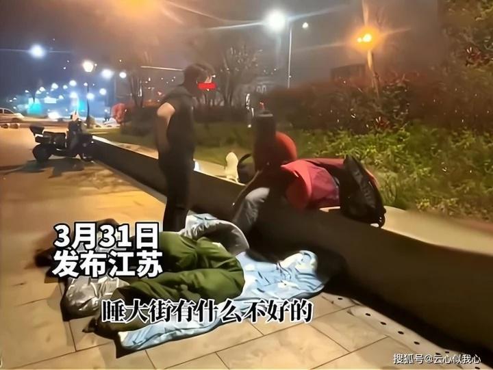 Cô gái tình nguyện nghỉ việc, ra đường sống cùng bạn trai phá sản-1