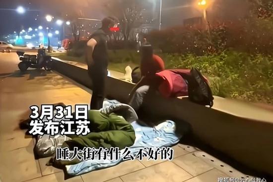 Cô gái tình nguyện nghỉ việc, ra đường sống cùng bạn trai phá sản