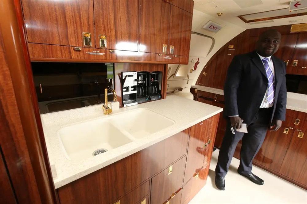 Bên trong chiếc Boeing 757 mạ vàng của Donald Trump-8