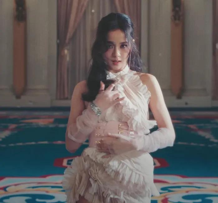 Phong cách thời trang của Jisoo (Black Pink) trong MV mới-3