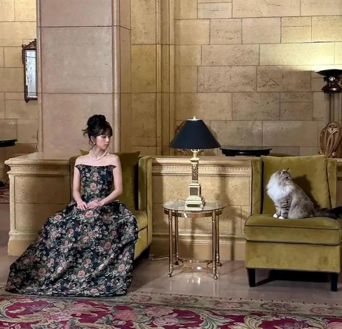 Phong cách thời trang của Jisoo (Black Pink) trong MV mới-4