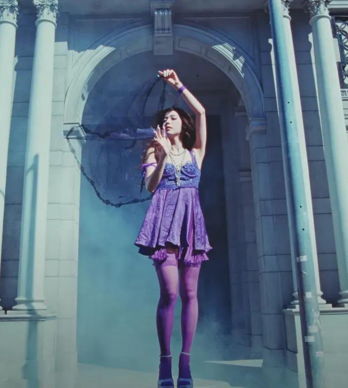 Phong cách thời trang của Jisoo (Black Pink) trong MV mới-5