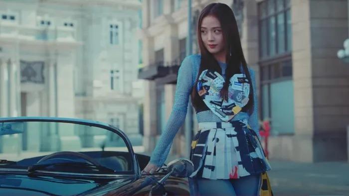Phong cách thời trang của Jisoo (Black Pink) trong MV mới-6