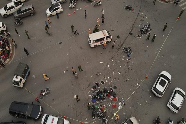 Ô tô đâm loạt xe máy ở Hà Nội: Hiện trường ngổn ngang, 17 người bị thương-1
