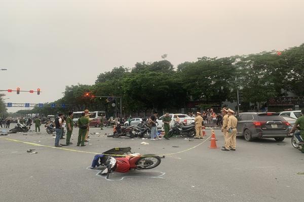 Ô tô đâm loạt xe máy ở Hà Nội: Hiện trường ngổn ngang, 17 người bị thương-2