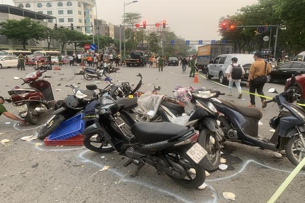 Ô tô đâm loạt xe máy ở Hà Nội: Hiện trường ngổn ngang, 17 người bị thương-5