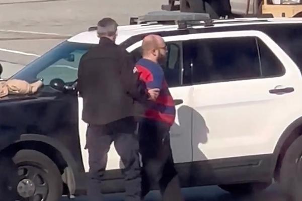 Hành khách mở cửa thoát hiểm, nhảy khỏi máy bay chuẩn bị cất cánh ở Mỹ-1