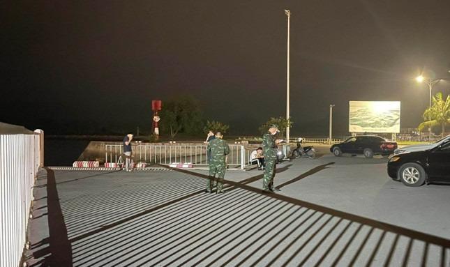 Trực thăng rơi ở vịnh Hạ Long, 2 người thiệt mạng, 3 người mất tích-6