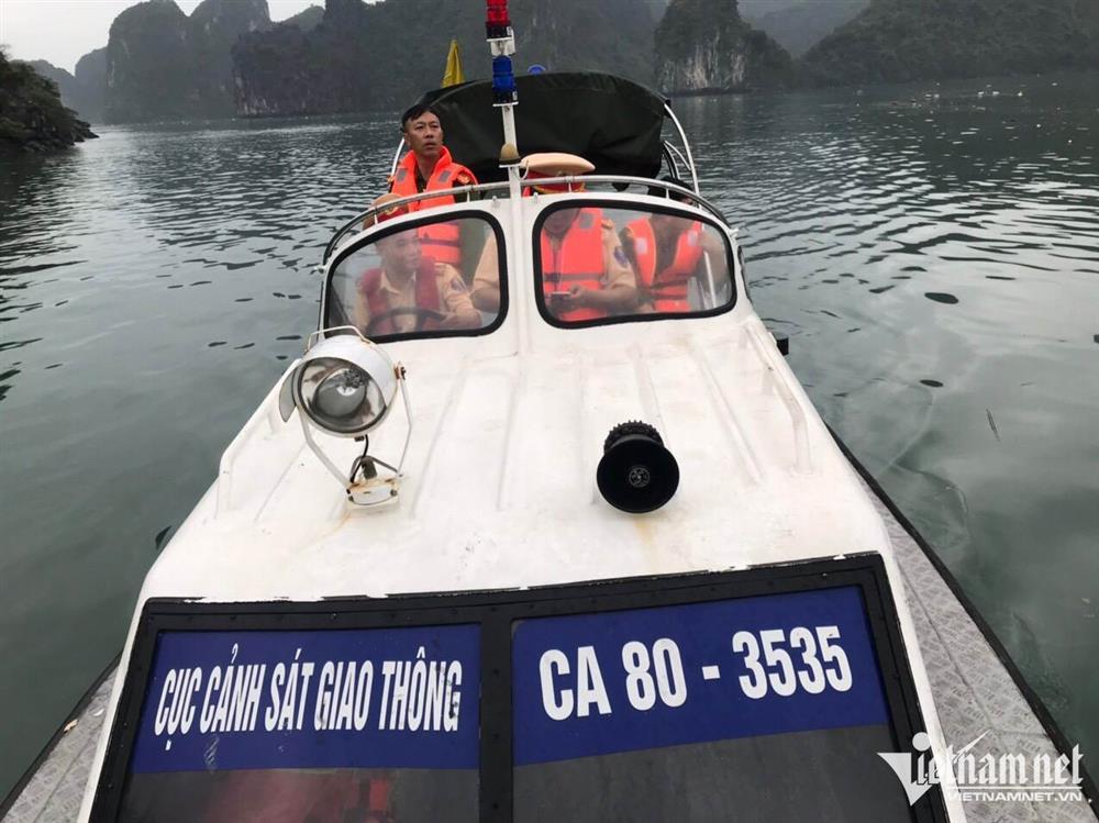 Hiện trường trục vớt trực thăng rơi, tìm thấy thi thể thứ 4-5