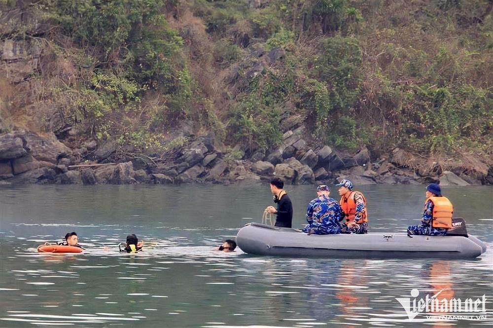 Hiện trường trục vớt trực thăng rơi, tìm thấy thi thể thứ 4-4