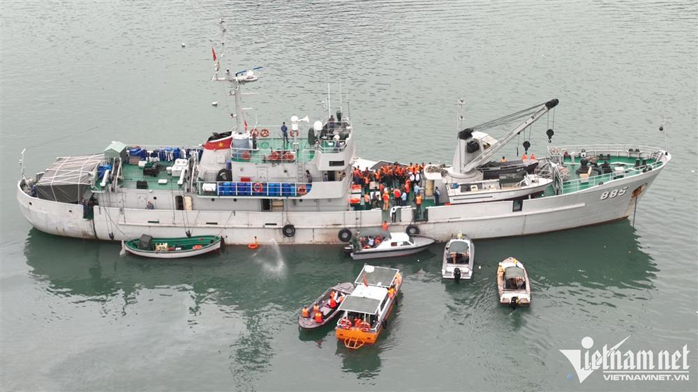 Hiện trường trục vớt trực thăng rơi, tìm thấy thi thể thứ 4-7