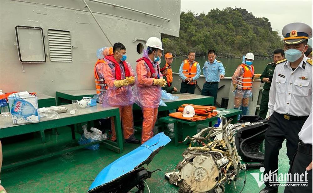 Hiện trường trục vớt trực thăng rơi, tìm thấy thi thể thứ 4-10