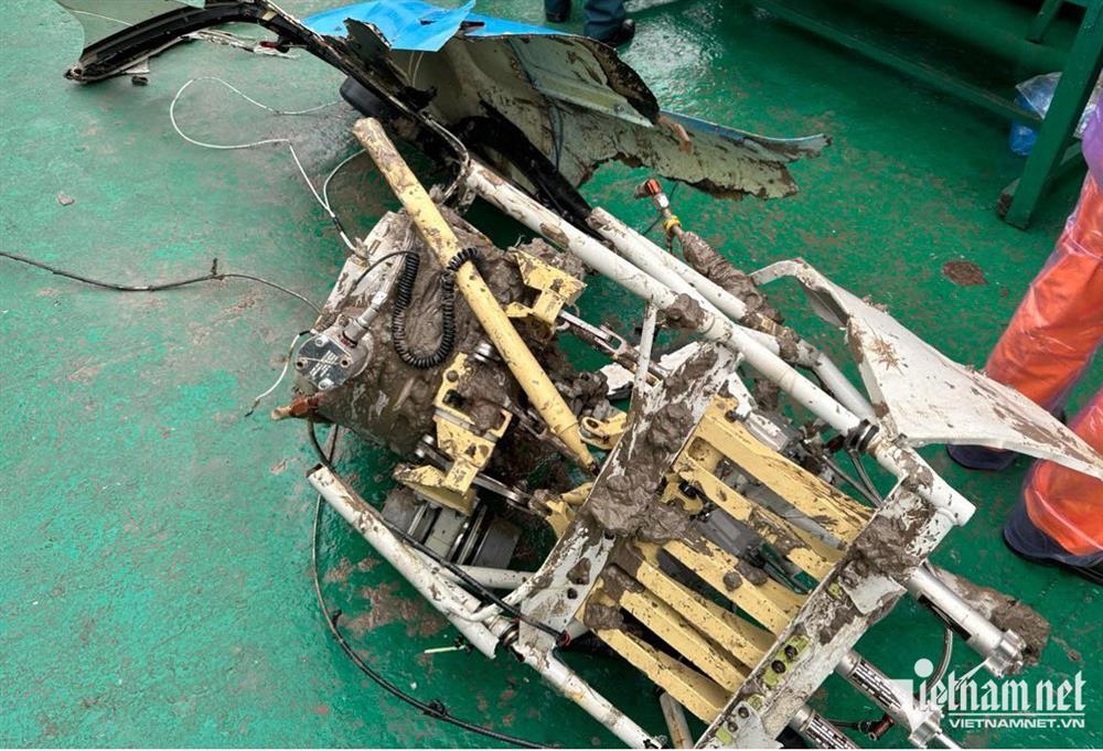 Hiện trường trục vớt trực thăng rơi, tìm thấy thi thể thứ 4-11