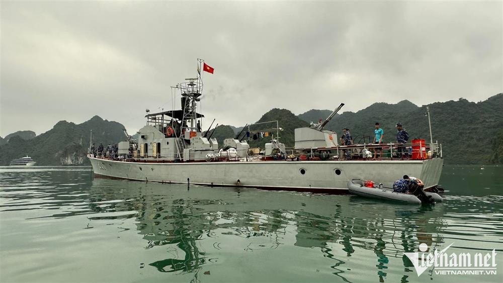 Hiện trường trục vớt trực thăng rơi, tìm thấy thi thể thứ 4-12