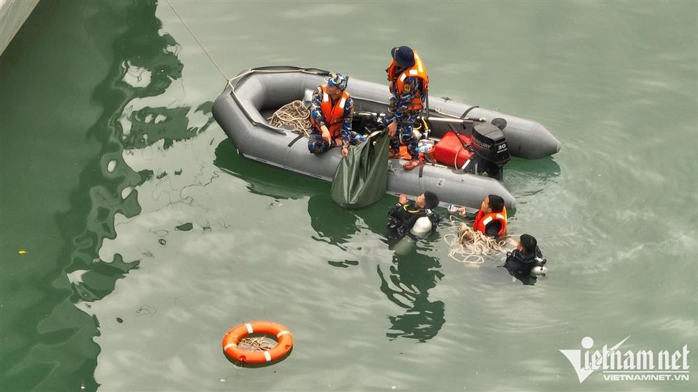 Hiện trường trục vớt trực thăng rơi, tìm thấy thi thể thứ 4-13