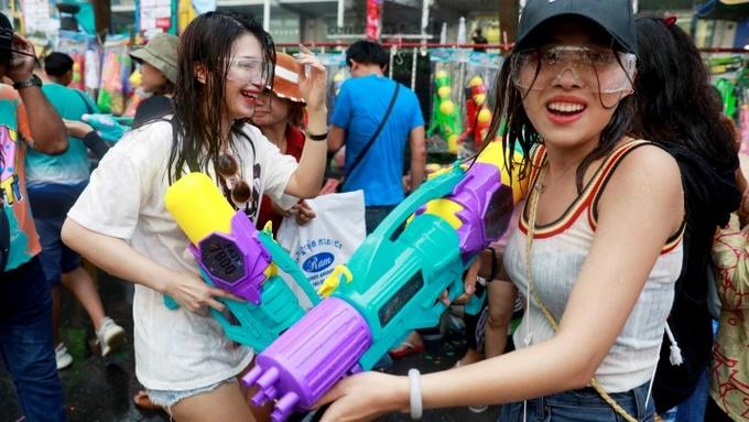 Lễ hội té nước lo bị biến tướng thành quấy rối tình dục, uống rượu vô độ-2