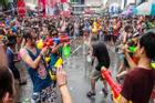 Lễ hội té nước lo bị biến tướng thành quấy rối tình dục, uống rượu vô độ