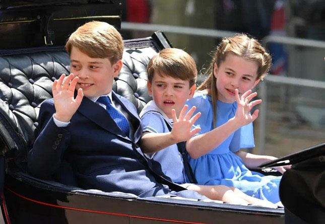 Vị thế trái ngược của 2 con trai Hoàng tử William trong lễ đăng cơ-4