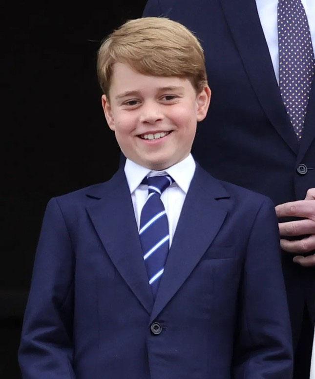 Vị thế trái ngược của 2 con trai Hoàng tử William trong lễ đăng cơ-1