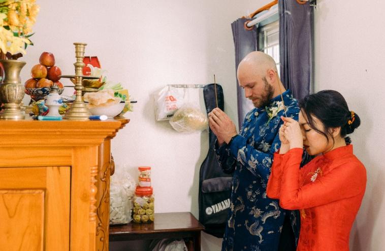 Đám cưới cây nhà lá vườn của vợ Việt, chồng Tây gây sốt mạng xã hội-2