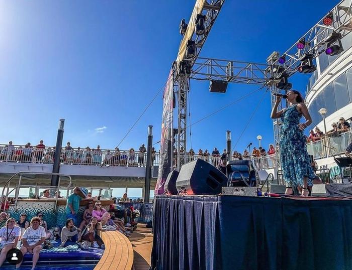 Nữ ca sĩ bị sảy thai khi đang trình diễn trước 2.000 khán giả-1