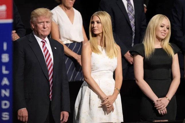 Vị trí Ivanka bên cạnh ông Trump bị thay thế?-1