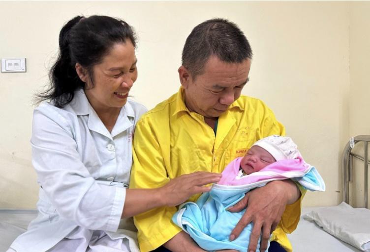 Người phụ nữ 51 tuổi phát hiện mang thai khi bụng động đậy-1