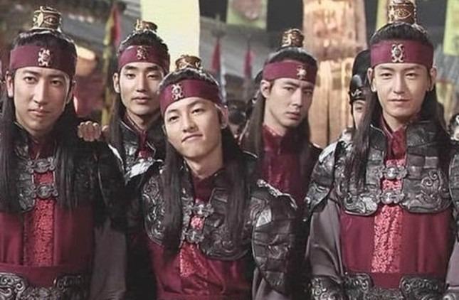 3 tài tử liên quan đến Song Hye Kyo đều bắt đầu sự nghiệp từ một bộ phim 18+-2