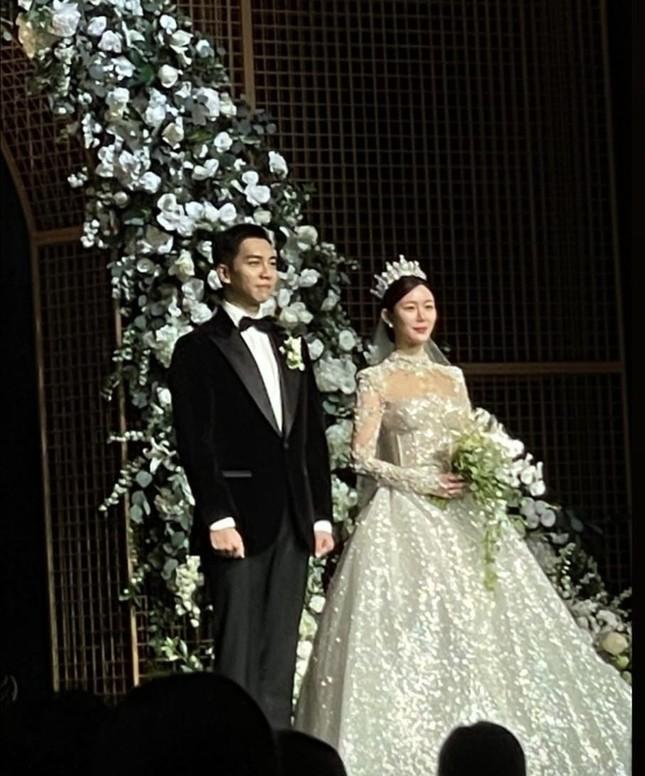 Chú rể Lee Seung Gi bật khóc, đắm đuối nhìn cô dâu Lee Da In trong đám cưới-1