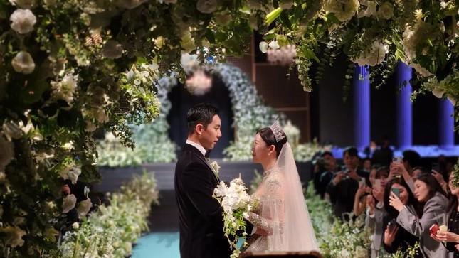 Groom Lee Seung Gi burst into tears, looking passionately at his bride Lee Da In at the wedding-4