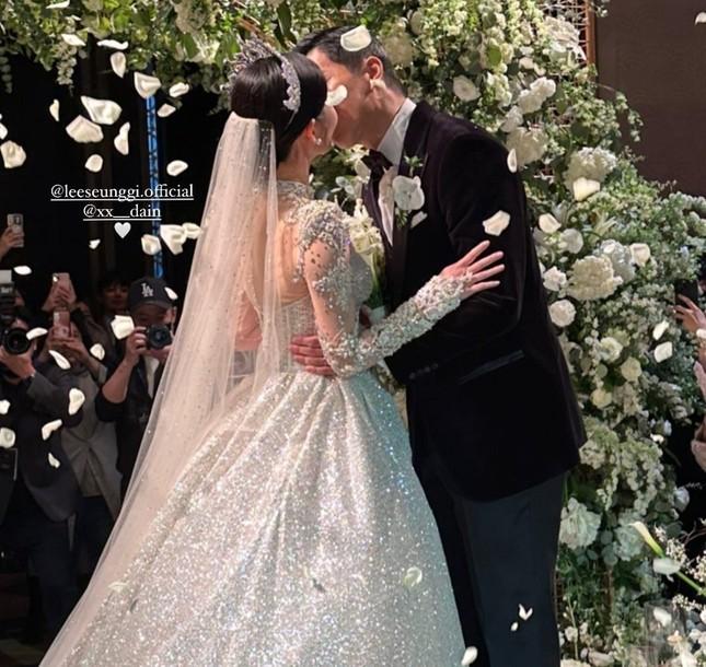 Chú rể Lee Seung Gi bật khóc, đắm đuối nhìn cô dâu Lee Da In trong đám cưới-5