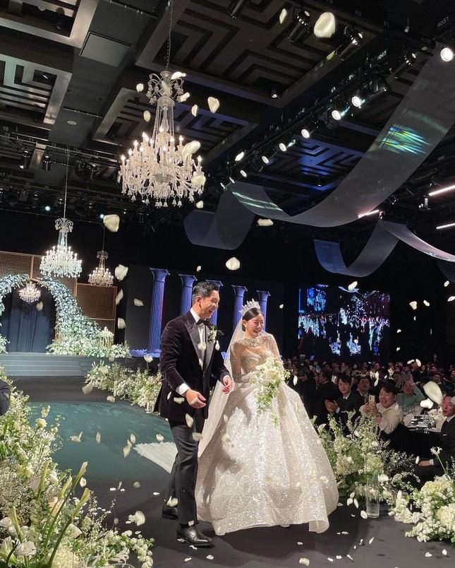 Chú rể Lee Seung Gi bật khóc, đắm đuối nhìn cô dâu Lee Da In trong đám cưới-7