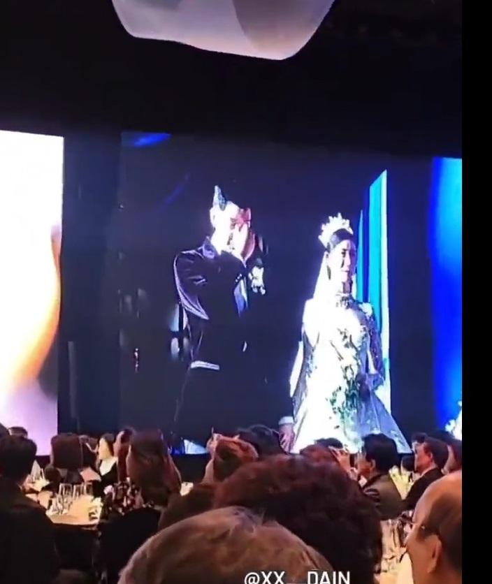 Chú rể Lee Seung Gi bật khóc, đắm đuối nhìn cô dâu Lee Da In trong đám cưới-3